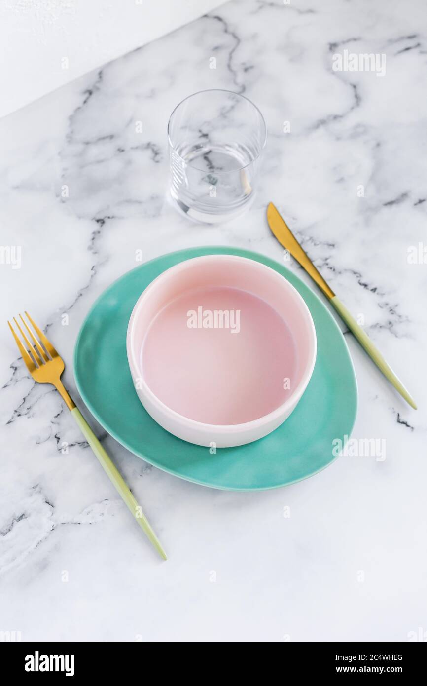 Table élégante et élégante avec plaques en céramique sur fond de marbre blanc Banque D'Images