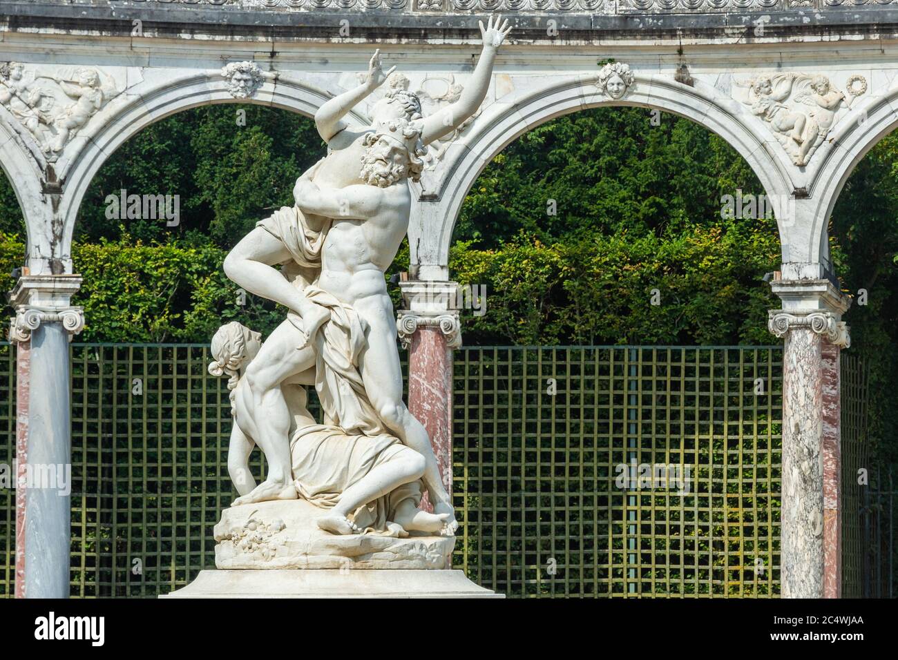 La bosquet de la Colonnade et sa statue dans les jardins du château de Versailles. Banque D'Images