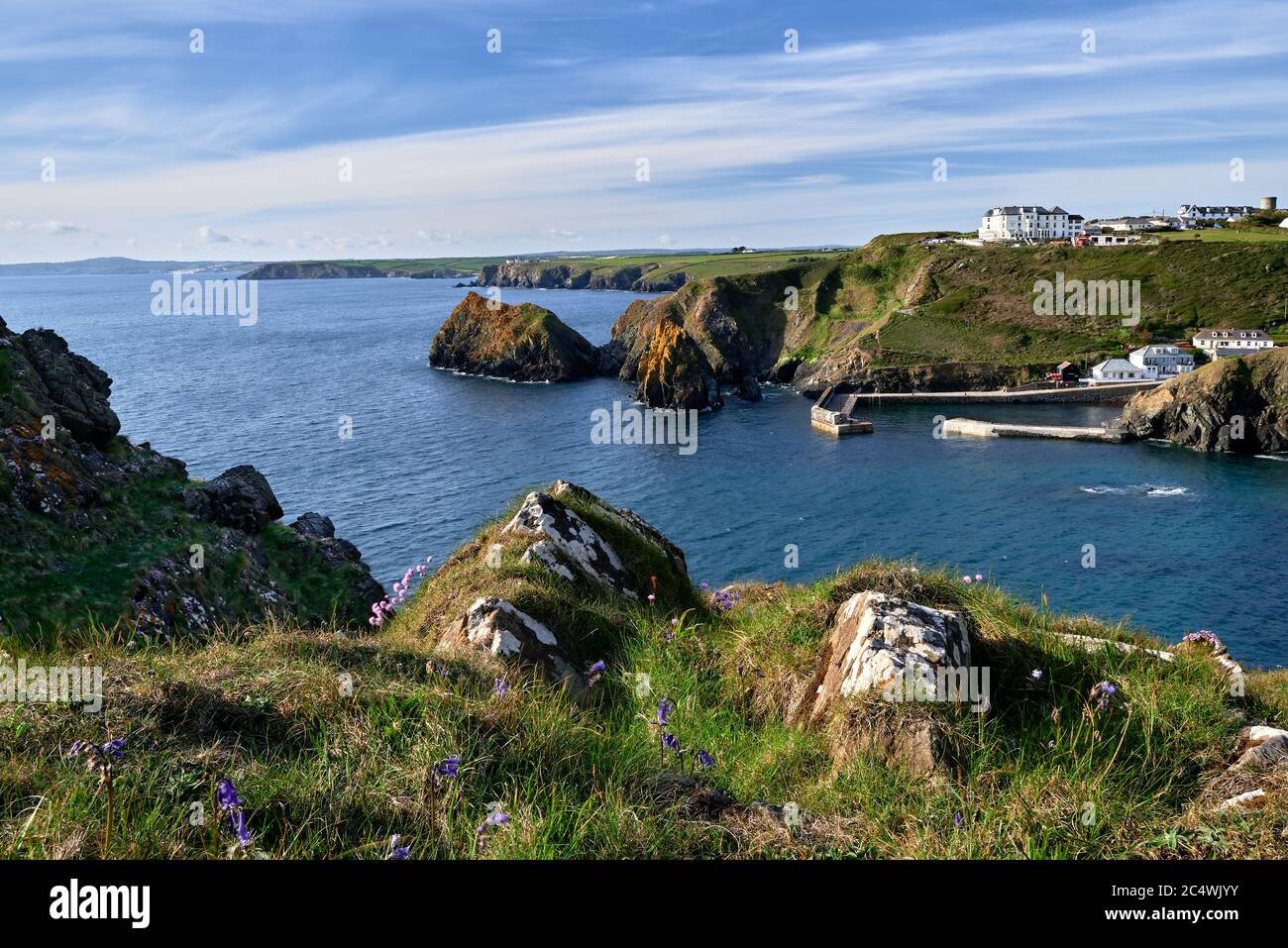 Depuis la South West Coast Path. Mullion, Lizard Peninsula, Cornouailles, Angleterre, Royaume-Uni. Banque D'Images