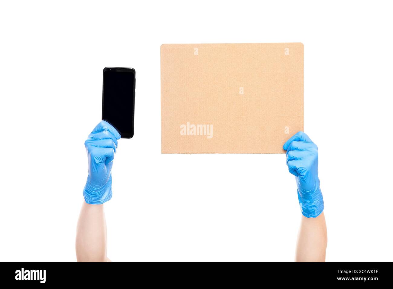 les mains dans des gants médicaux stériles tiennent le papier de carton et le smartphone protestent contre la surveillance et le contrôle, la mise en œuvre de puce de concept médical isol Banque D'Images
