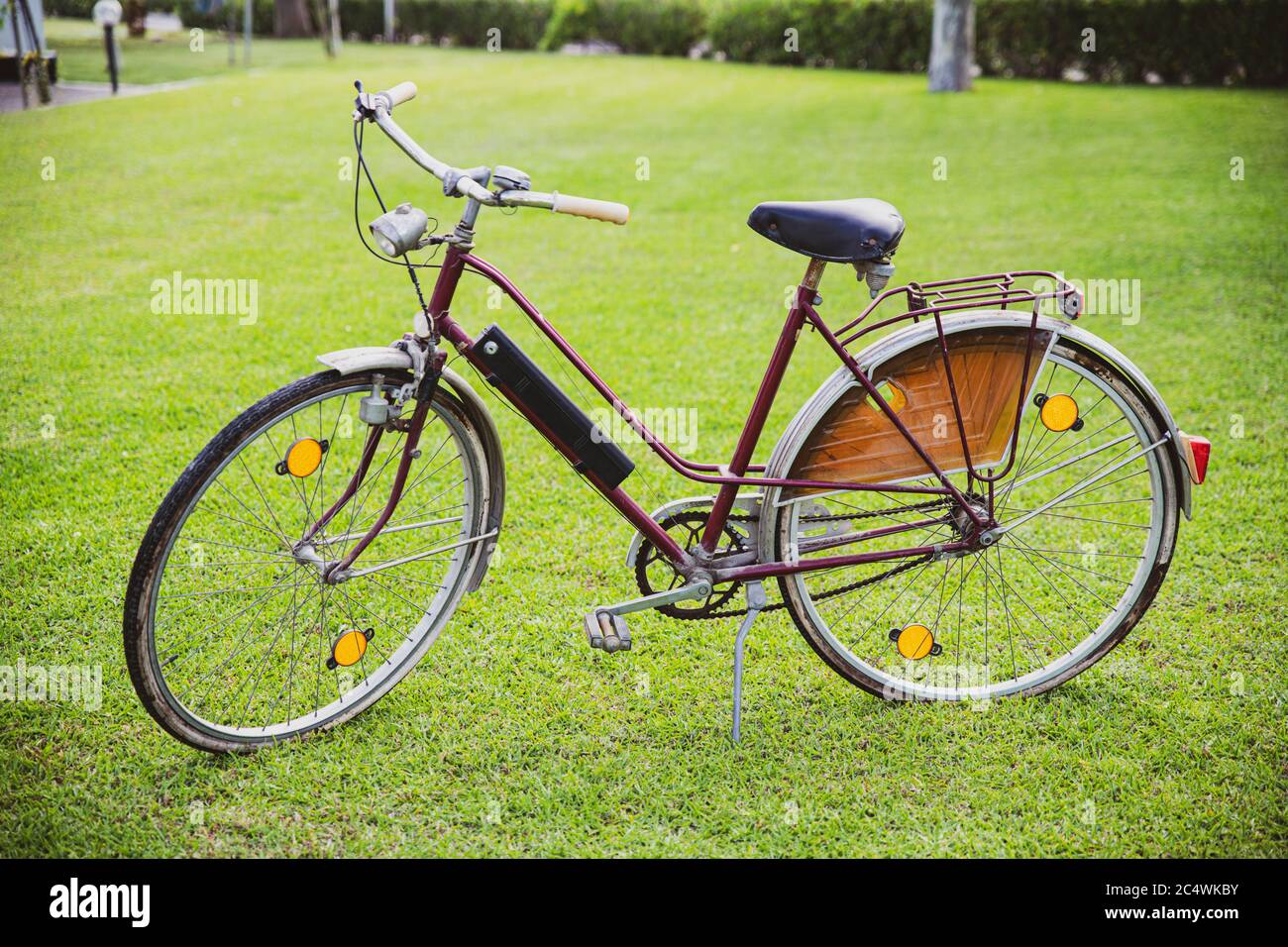 Un vieux vélo d'époque avec un fond d'été Banque D'Images