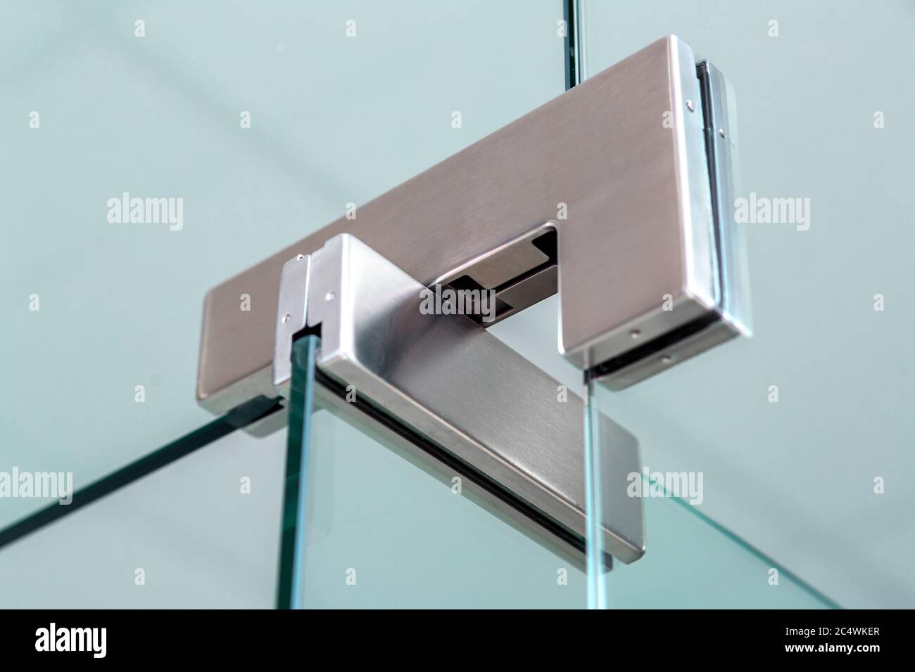 La boucle de fixation de la porte vitrée, le mécanisme du porte-porte en  verre Photo Stock - Alamy