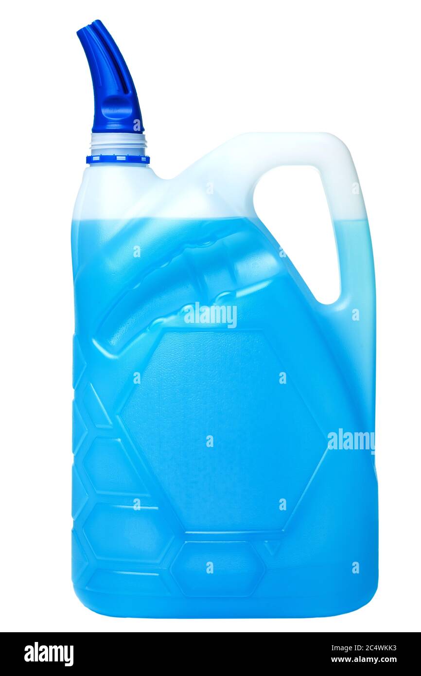 Un bidon en plastique avec une poignée et un bec pour remplir un liquide,  un récipient rempli d'un agent chimique rouge complet non gelé pour wa  Photo Stock - Alamy