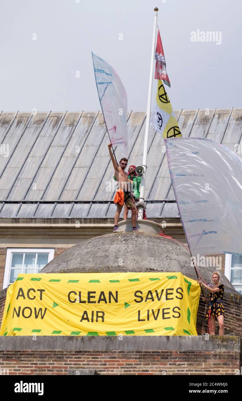La rébellion de juin 2020 sur l'extinction Clean Air Proventtest College Green Bristol, Royaume-Uni. Rebelles sur le toit Banque D'Images
