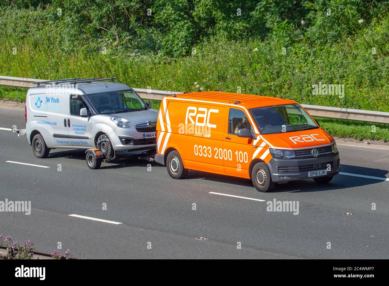 RAC Volkswagen transporter T32 Sln TDI B; transport en panne 2014 Vauxhall Combo 2300 L2H1 CDTI S/S véhicule; circulation automobile au Royaume-Uni, transport, véhicules en mouvement, véhicule, routes, moteurs, conduite sur l'autoroute M6 Banque D'Images