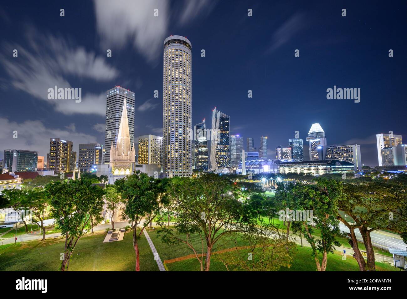 Singapour 01. 2020 janvier : la cathédrale Saint-André et Swissôtel The Stamford la nuit Banque D'Images