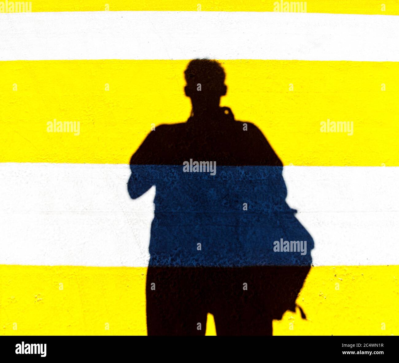 Silhouette d'un homme sur la traverse Banque D'Images Silhouette d'un homme sur la traverse Banque D'Images
