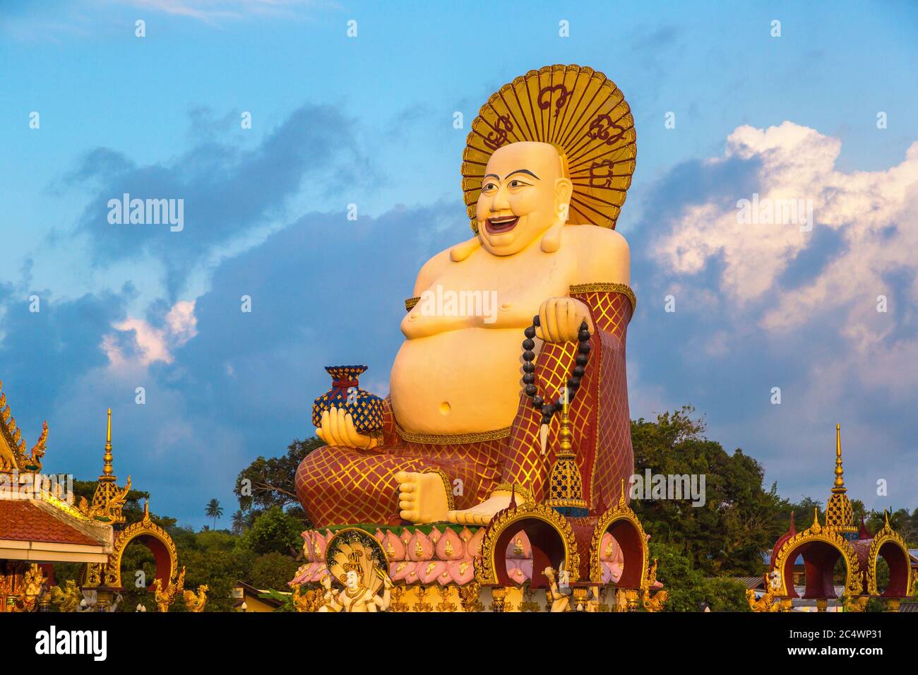 Statue de bouddha géant souriant ou heureux au temple de Wat Plai Laem, Samui, Thaïlande en été Banque D'Images