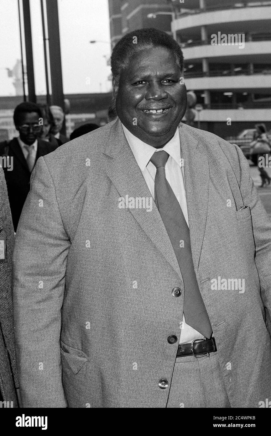 Le vice-président du Zimbabwe Joshua Nkomo arrive à l'aéroport de Londres Heathrow en avril 1984. Banque D'Images