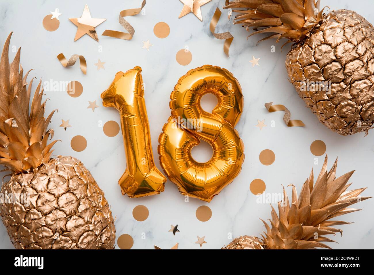 carte de célébration du 18e anniversaire avec ballons en papier d'or et ananas dorés Banque D'Images