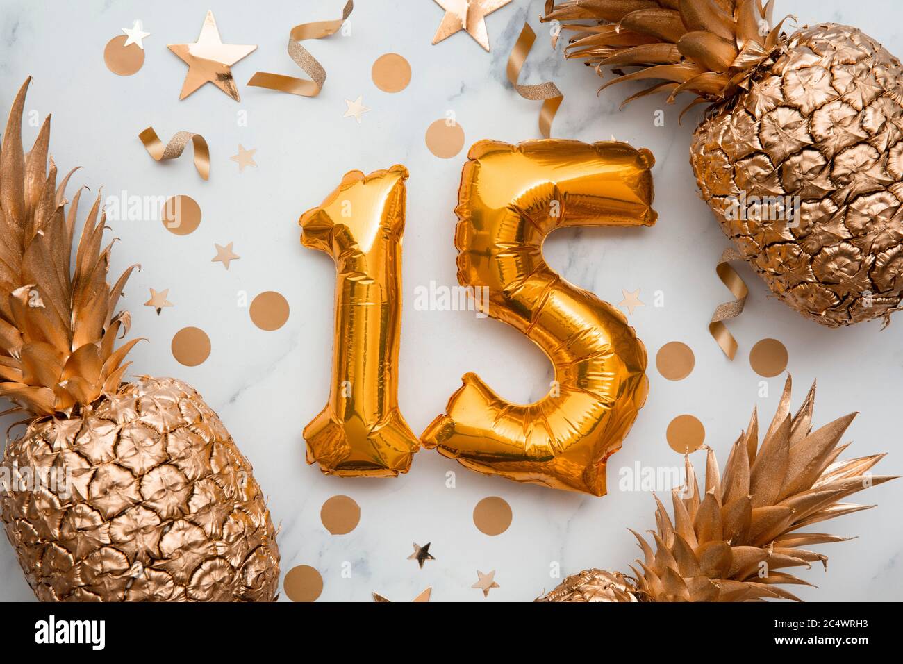 Carte De Celebration Du 15e Anniversaire Avec Ballons En Papier D Or Et Ananas Dores Photo Stock Alamy Carte De Celebration Du 15e Anniversaire Avec Ballons En Papier D Or Et Ananas Dores Photo Stock Alamy
