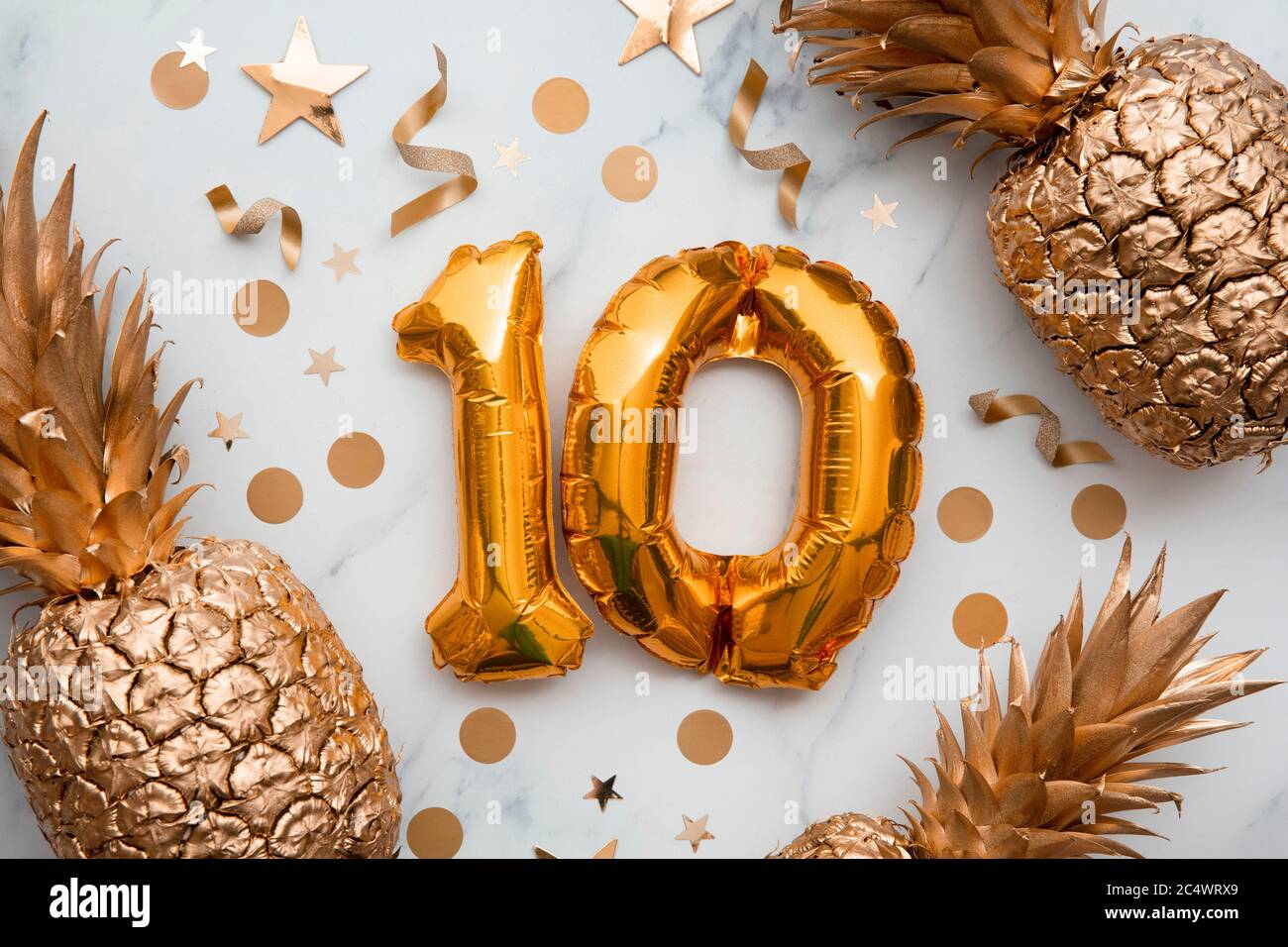 Carte De Celebration Du 10e Anniversaire Avec Ballons En Papier D Aluminium Dore Et Ananas Dores Photo Stock Alamy Carte De Celebration Du 10e Anniversaire Avec Ballons En Papier D Aluminium Dore Et Ananas Dores Photo Stock Alamy