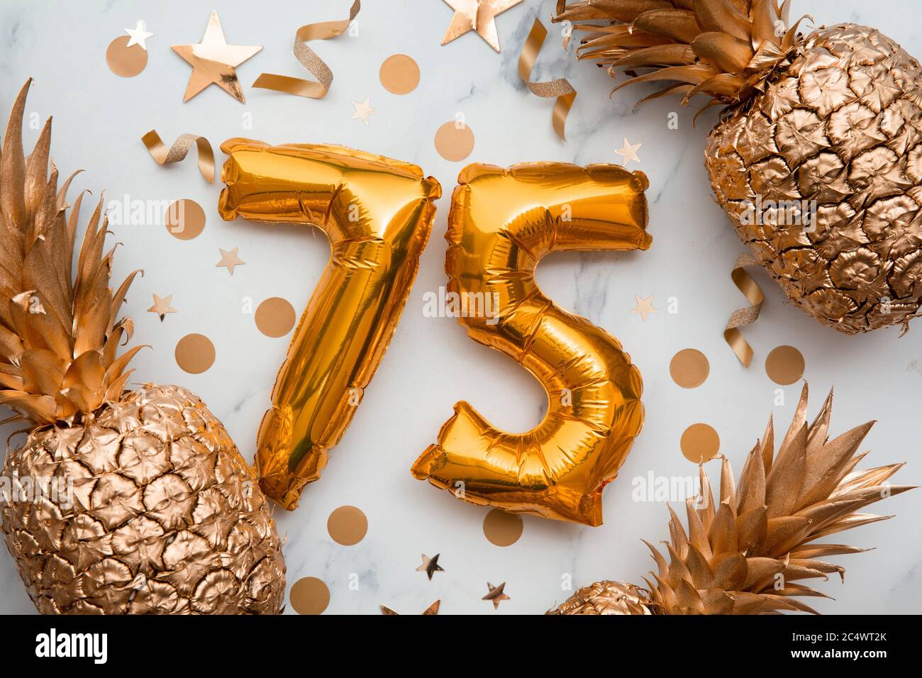 carte de célébration du 75e anniversaire avec ballons dorés et ananas dorés Banque D'Images