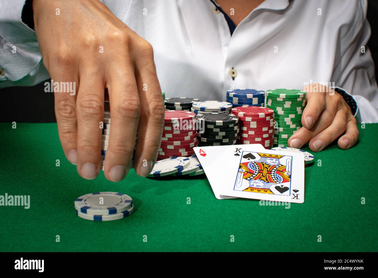 joueur de carte de poker jouant des jetons de casino Banque D'Images