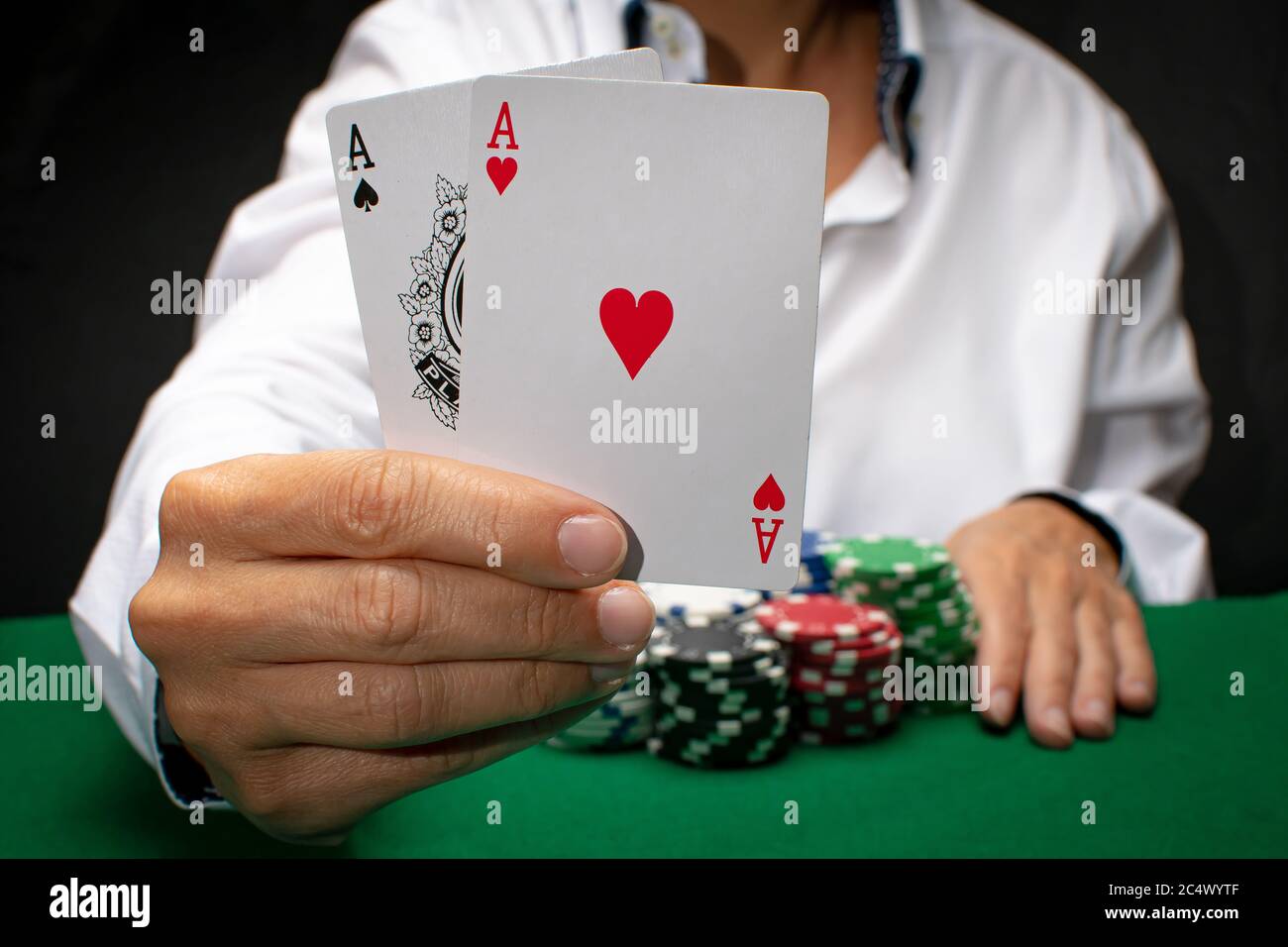 joueur de carte de poker jouant des jetons de casino Banque D'Images