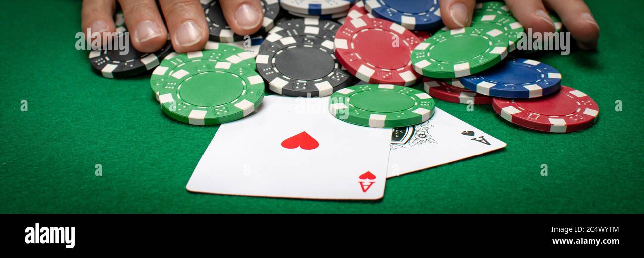 joueur de carte de poker jouant des jetons de casino Banque D'Images