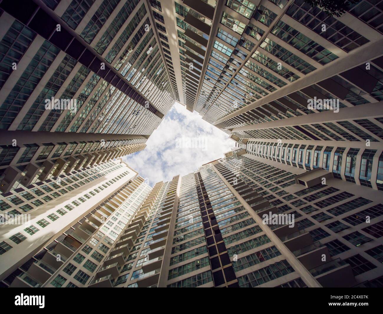 Le bâtiment triangulaire s'écrase jusqu'au ciel. Banque D'Images