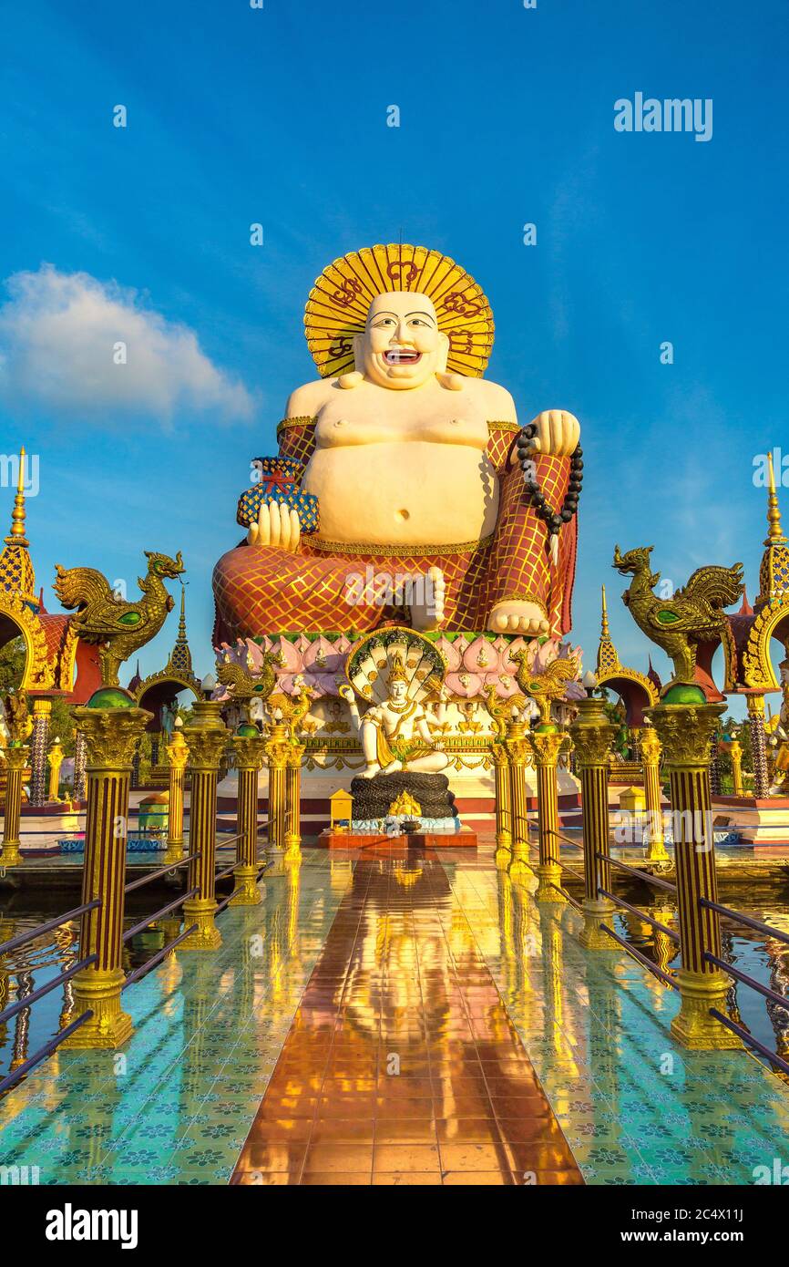 Statue de bouddha géant souriant ou heureux au temple de Wat Plai Laem, Samui, Thaïlande en été Banque D'Images