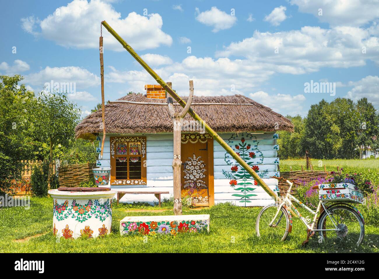 Zalipie, Pologne, juin 2020: Maison de campagne peinte à la main décorée de fleurs, située dans un village coloré. Culture et art folklorique polonais Banque D'Images