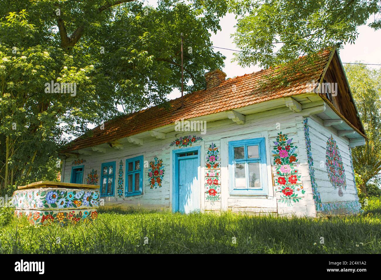 Zalipie, Pologne, juin 2020: Maison de campagne peinte à la main décorée de fleurs, située dans un village coloré. Culture et art folklorique polonais Banque D'Images