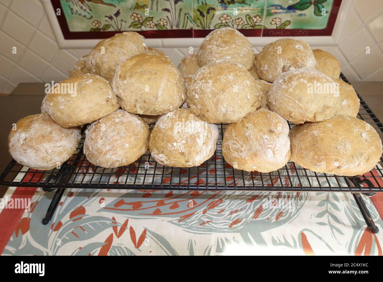 Petits pains frais croustillants sur plateau, sortis du four, Royaume-Uni Banque D'Images