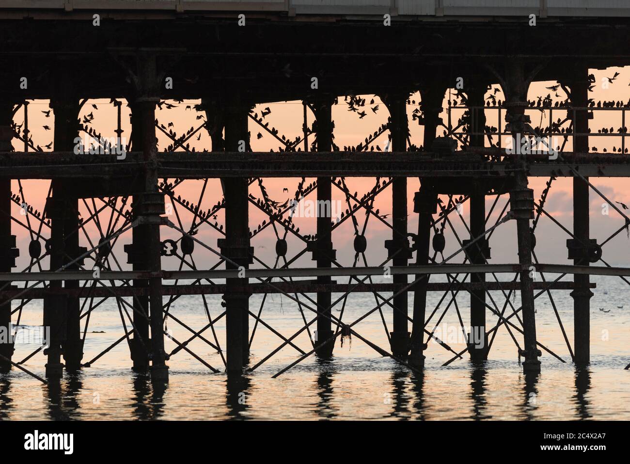 Des étoiles rôtifient sur Aberystwyth Pier au crépuscule, au pays de Galles, au Royaume-Uni Banque D'Images