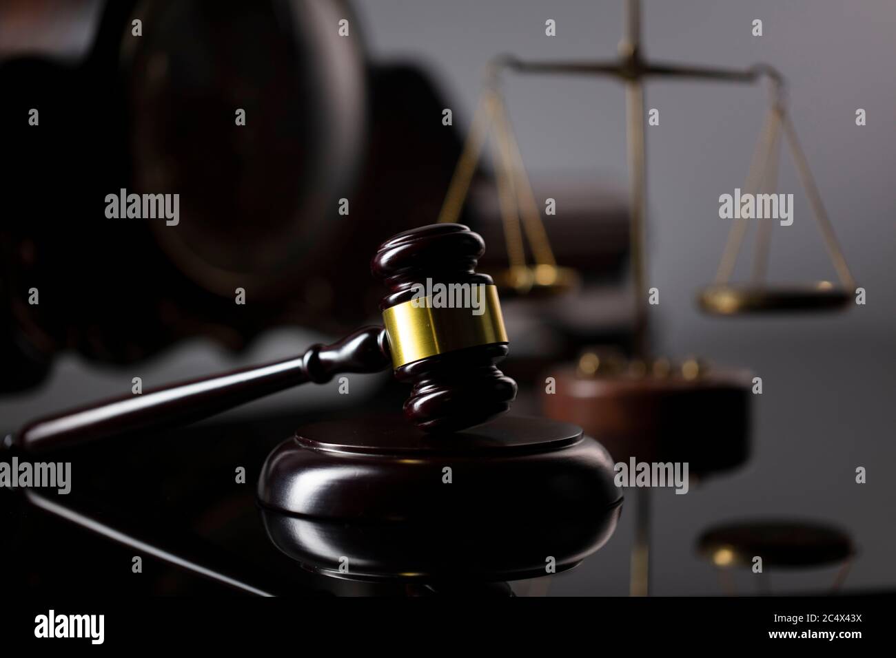 Composition des symboles de loi. Le gavel de Judege et l'échelle de la justice. Banque D'Images