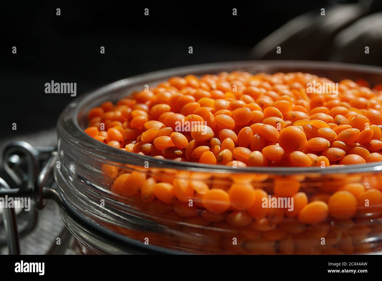 Lentilles rouges dans un bol en verre Banque D'Images