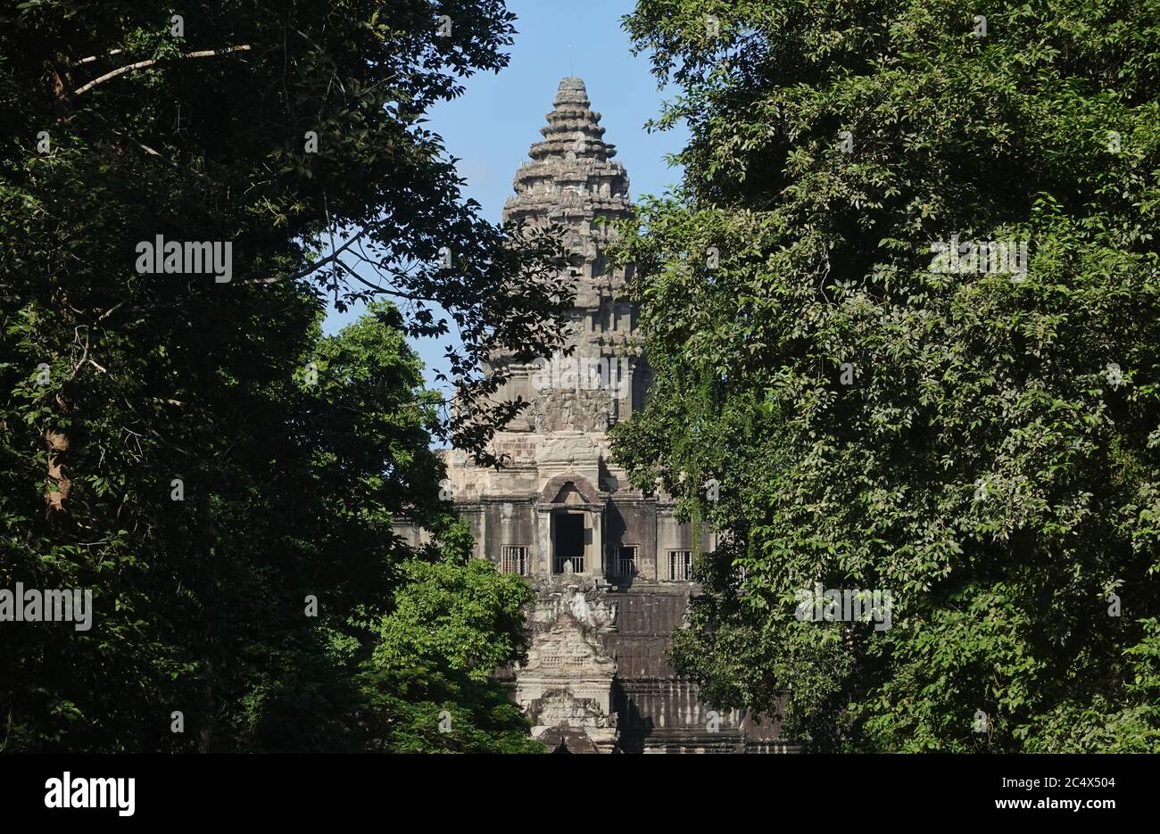 23 octobre 2019, Cambodge, Siem REAB : le chemin vers le temple principal d'Angkor Wat. Le roi Suryavarman a construit au XIIe siècle le temple, maintenant symbole national. Angkor Wat est mieux conservé dans le complexe et a toujours une signification religieuse. Photo: Soeren Stache/dpa-Zentralbild/ZB Banque D'Images