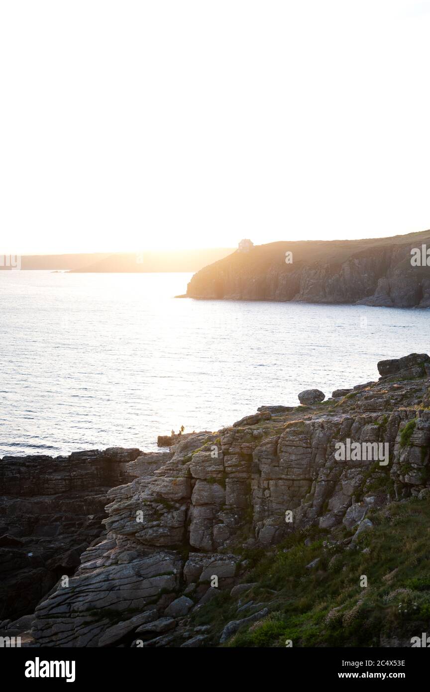 Regarder le coucher du soleil à Rinsey, Cornwall, Royaume-Uni Banque D'Images