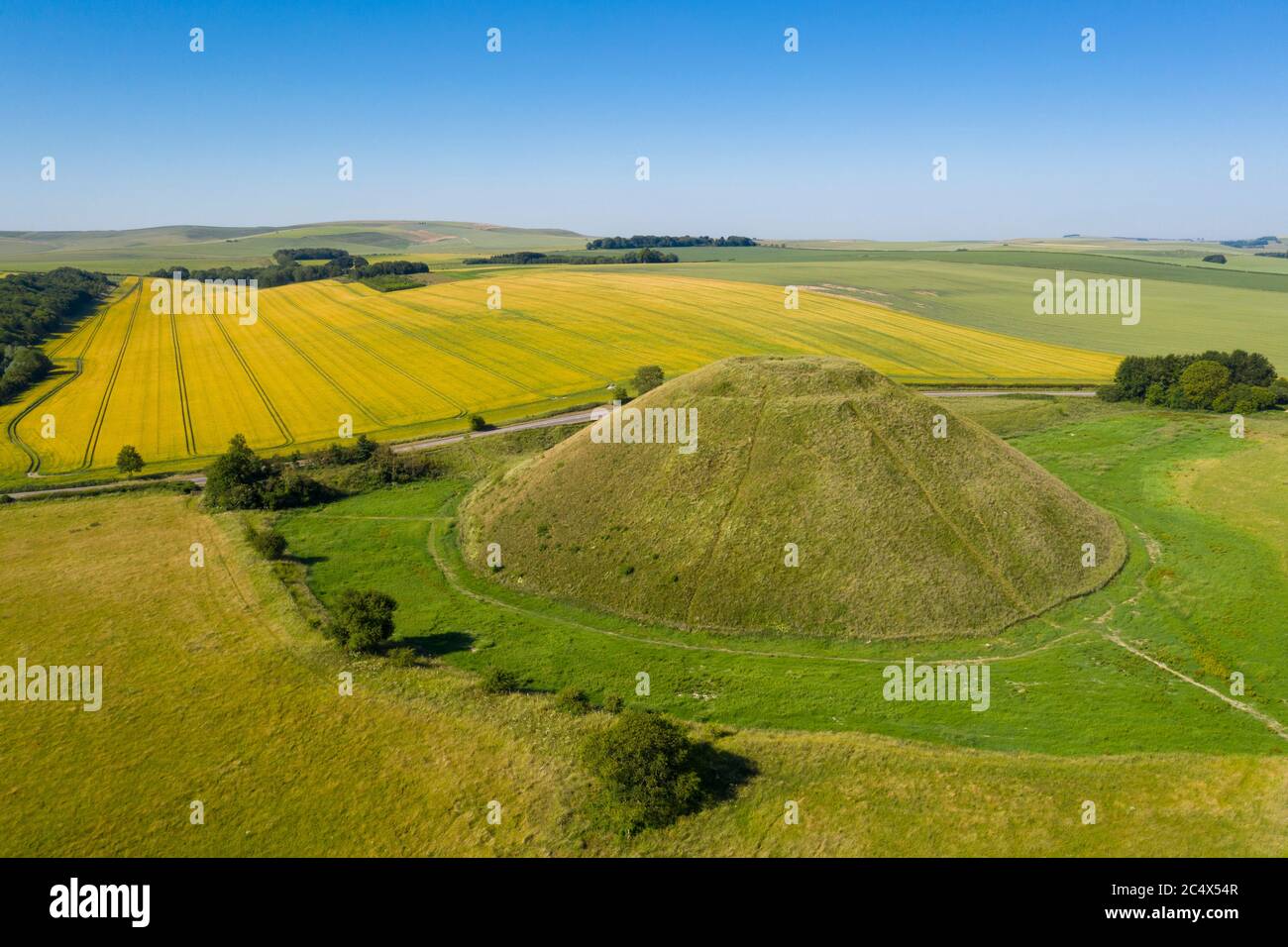 Silbury Hill, ancien monticule artificiel près d'Avebury dans le Wiltshire, Angleterre Banque D'Images