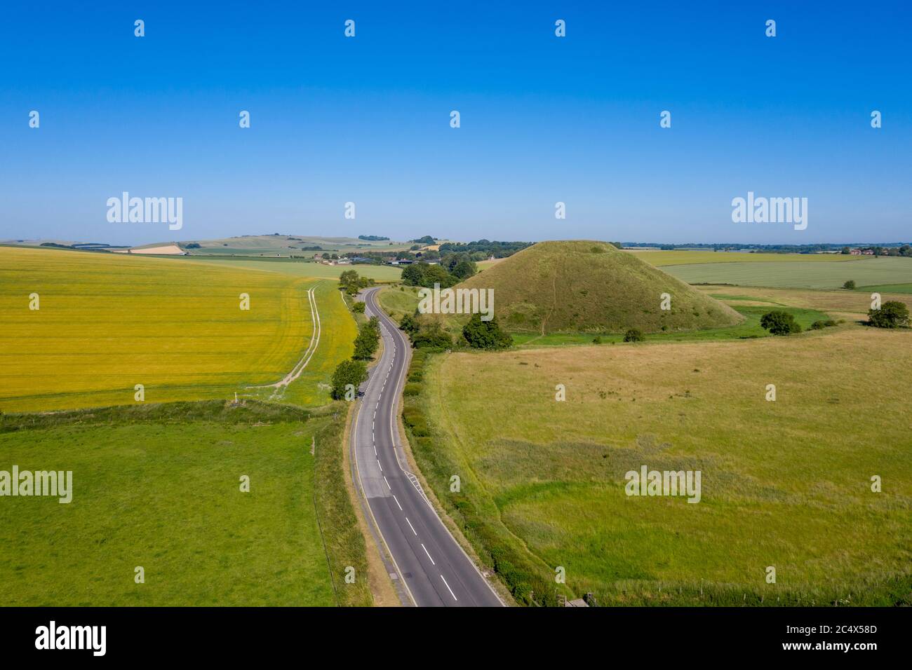 Silbury Hill, ancien monticule artificiel près d'Avebury dans le Wiltshire, Angleterre Banque D'Images