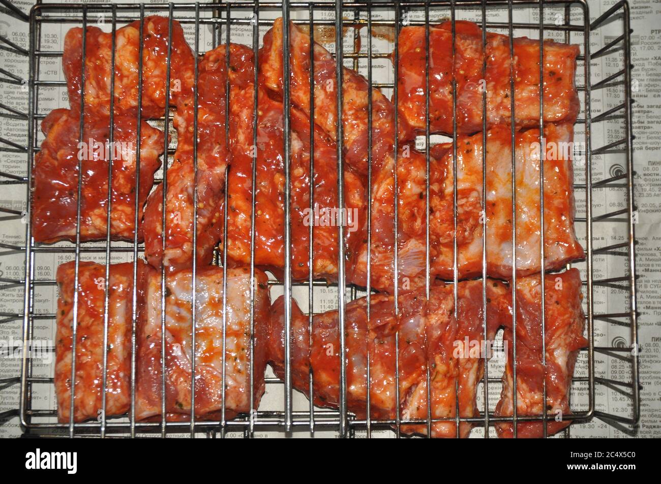 Tranches de ragoût de viande hachée dans un grille pour cuire le barbecue sur un journal. Banque D'Images