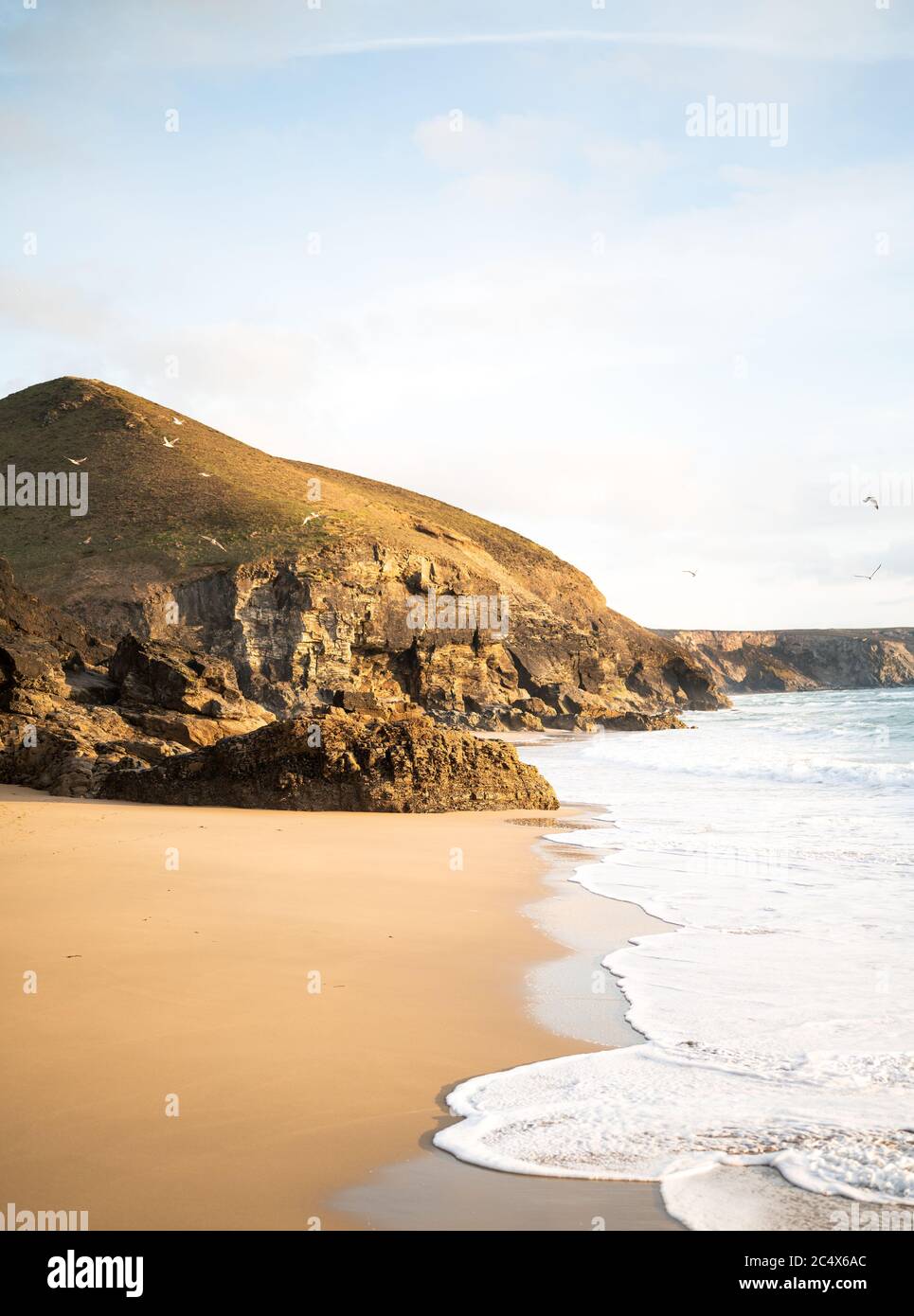 Admirez le coucher du soleil sur le magnifique paysage côtier de Chapel Porth, Cornwall, Royaume-Uni Banque D'Images