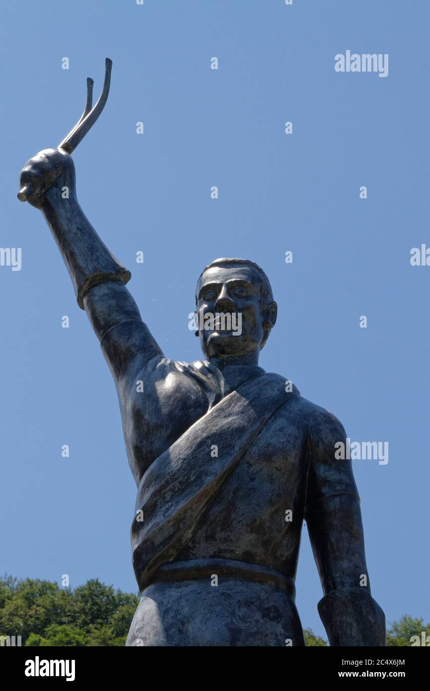 STE-MARIE DE CAMPAN, FRANCE, 24 juin 2020 : UNE statue de bronze  représentant un cycliste qui tient sa fourchette sur le lieu principal où  Eugene Christophe a réparé Photo Stock - Alamy