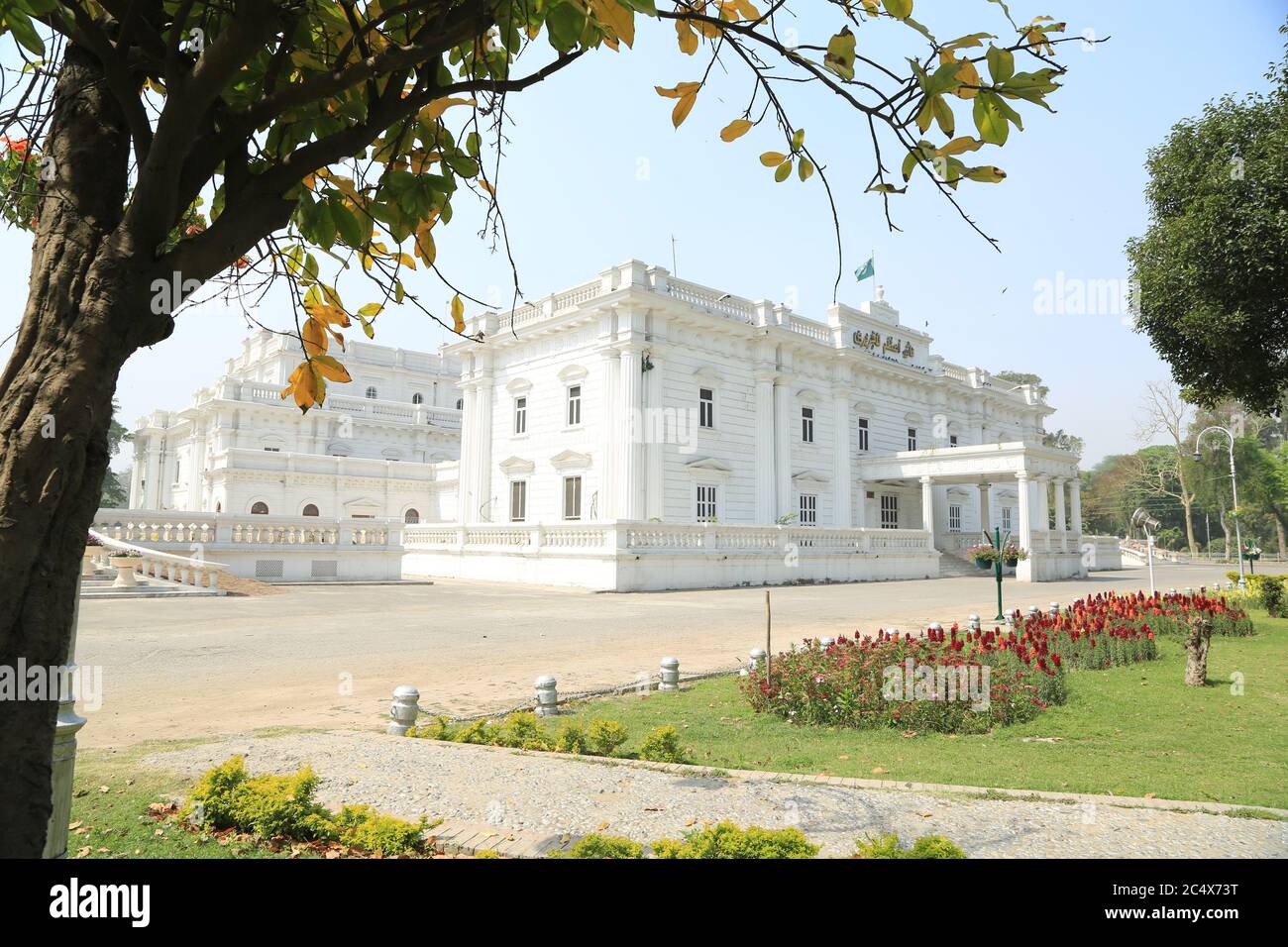 Parc Bagh-e-Jinnah vue pittoresque de la bibliothèque Quaid-e-Azam par une journée ensoleillée Banque D'Images