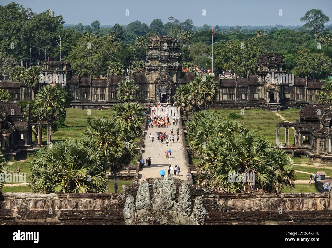 Siem REAB, Cambodge. 23 octobre 2019. Vue depuis le temple principal d'Angkor Wat. Le roi Suryavarman a construit au XIIe siècle le temple, aujourd'hui symbole national. Angkor Wat est mieux conservé dans le complexe et a toujours une signification religieuse. Credit: Soeren Stache/dpa-Zentralbild/ZB/dpa/Alay Live News Banque D'Images
