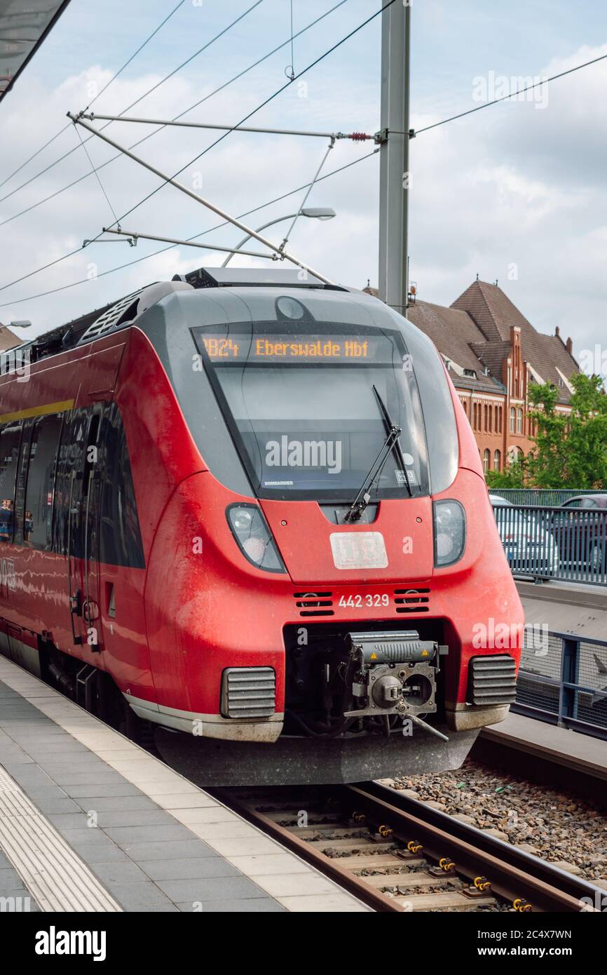 Vue de face du train régional RB 24 Deutsche Bahn ( DB ) desservant Berlin et le quartier de Brandebourg. Le Talent 2 est un wagon à plusieurs unités. Banque D'Images