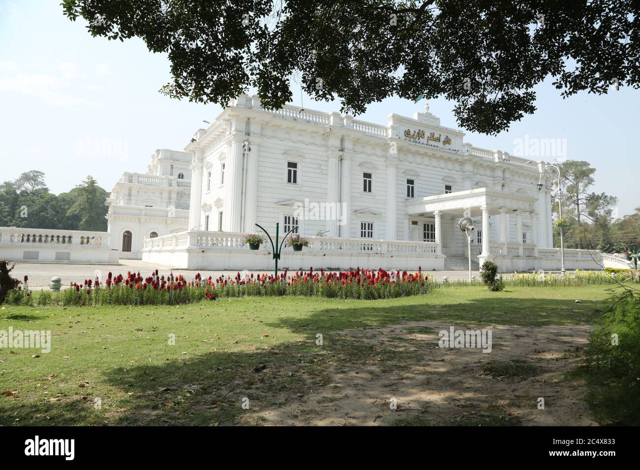 Parc Bagh-e-Jinnah vue pittoresque de la bibliothèque Quaid-e-Azam par une journée ensoleillée Banque D'Images