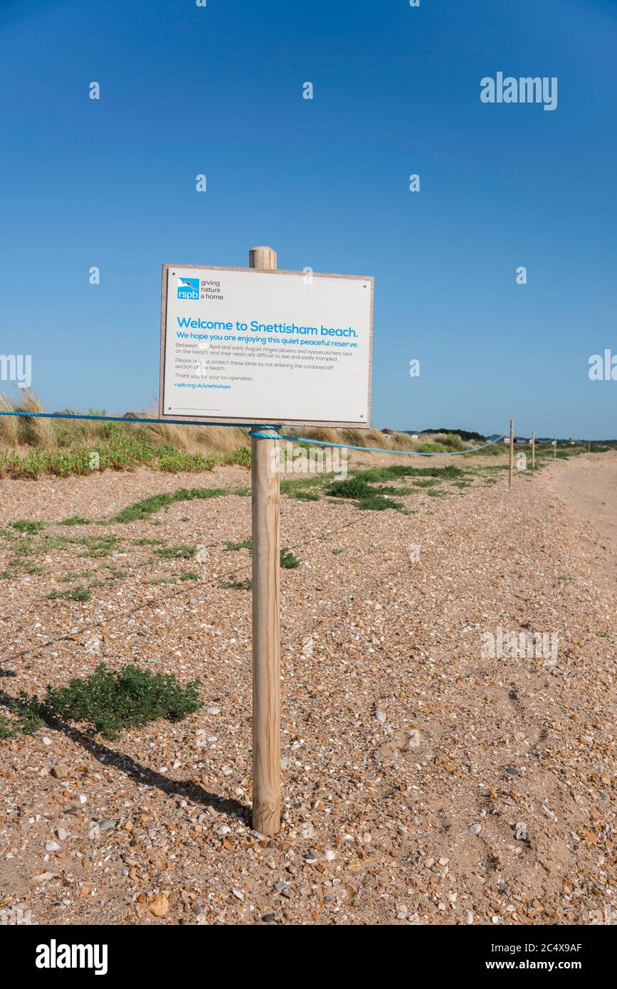 Snettisham Beach, vue d'un panneau de bienvenue affiché sur Snettisham Beach, Norfolk, East Anglia, Angleterre, Royaume-Uni Banque D'Images