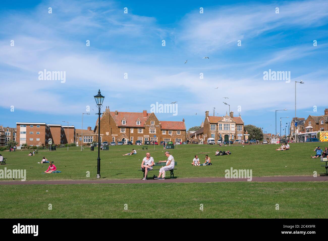 Hunstanton Green, vue en été des gens se détendant sur le Green dans la station côtière nord de Norfolk à Hunstanton, Angleterre, Royaume-Uni. Banque D'Images