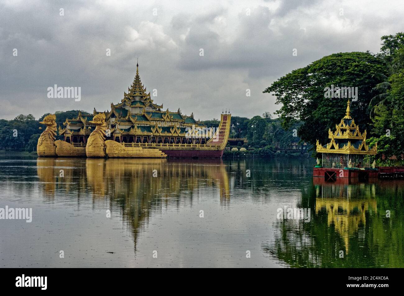 La barge royale de style Karawek sur le lac de Kandawygi, Yangon, Myanmar, anciennement Rangoon, Birmanie Banque D'Images