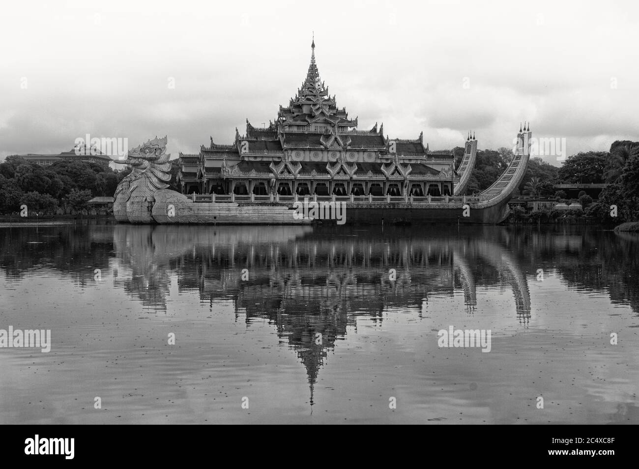 La barge royale de style Karawek sur le lac de Kandawygi, Yangon, Myanmar, anciennement Rangoon, Birmanie Banque D'Images