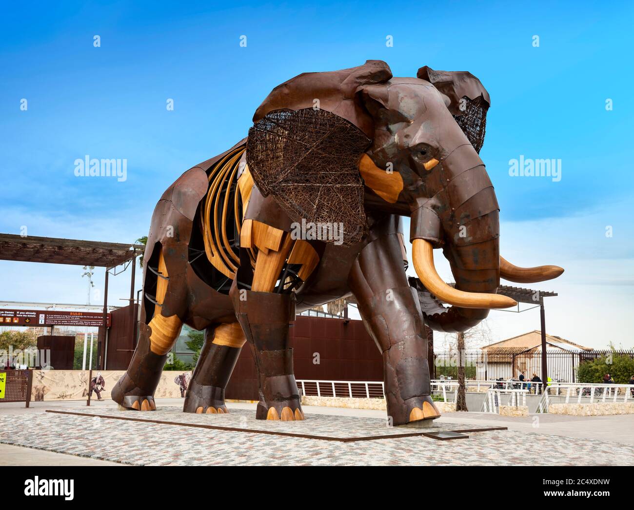 Sculpture africaine d'éléphant conçue par Fernando Gonzalez, Bioparc, Valence, Espagne. Banque D'Images