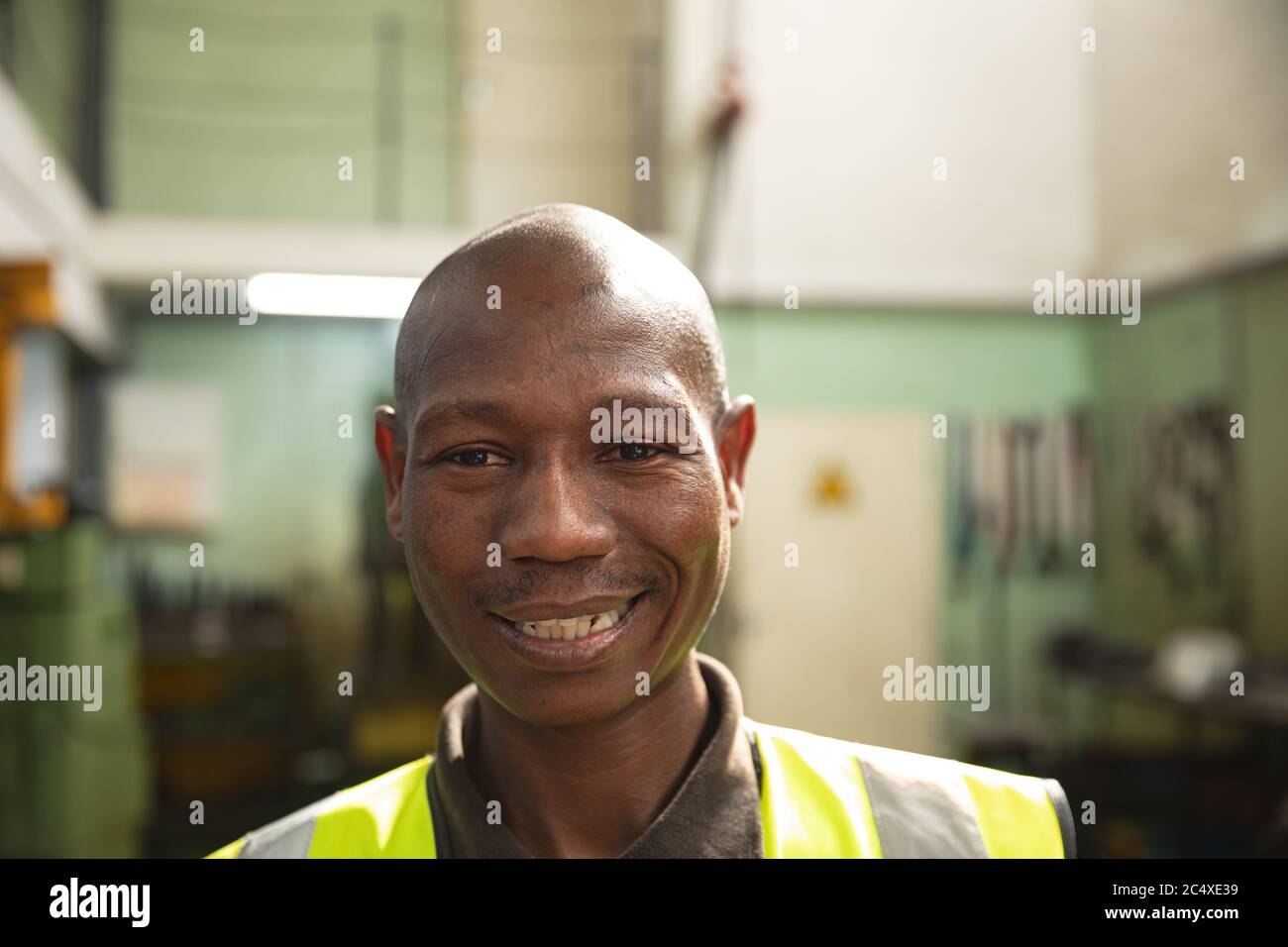 Portrait d'un ouvrier d'usine de sexe masculin portant une veste Hi-vis Banque D'Images