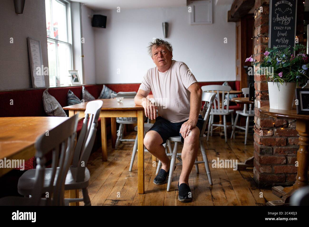 John Turner, propriétaire du pub Dolphin à Llanymynech, où la frontière pour l'Angleterre et le pays de Galles s'étend le long de l'A483. Les établissements de boissons d'un côté de la ROUTE A, comme Cross Keys et Bradford Arms, accueilleront les clients le samedi 4 juillet, mais le Dolphin, un pub à l'intérieur de la frontière gallois, reste fermé. Banque D'Images