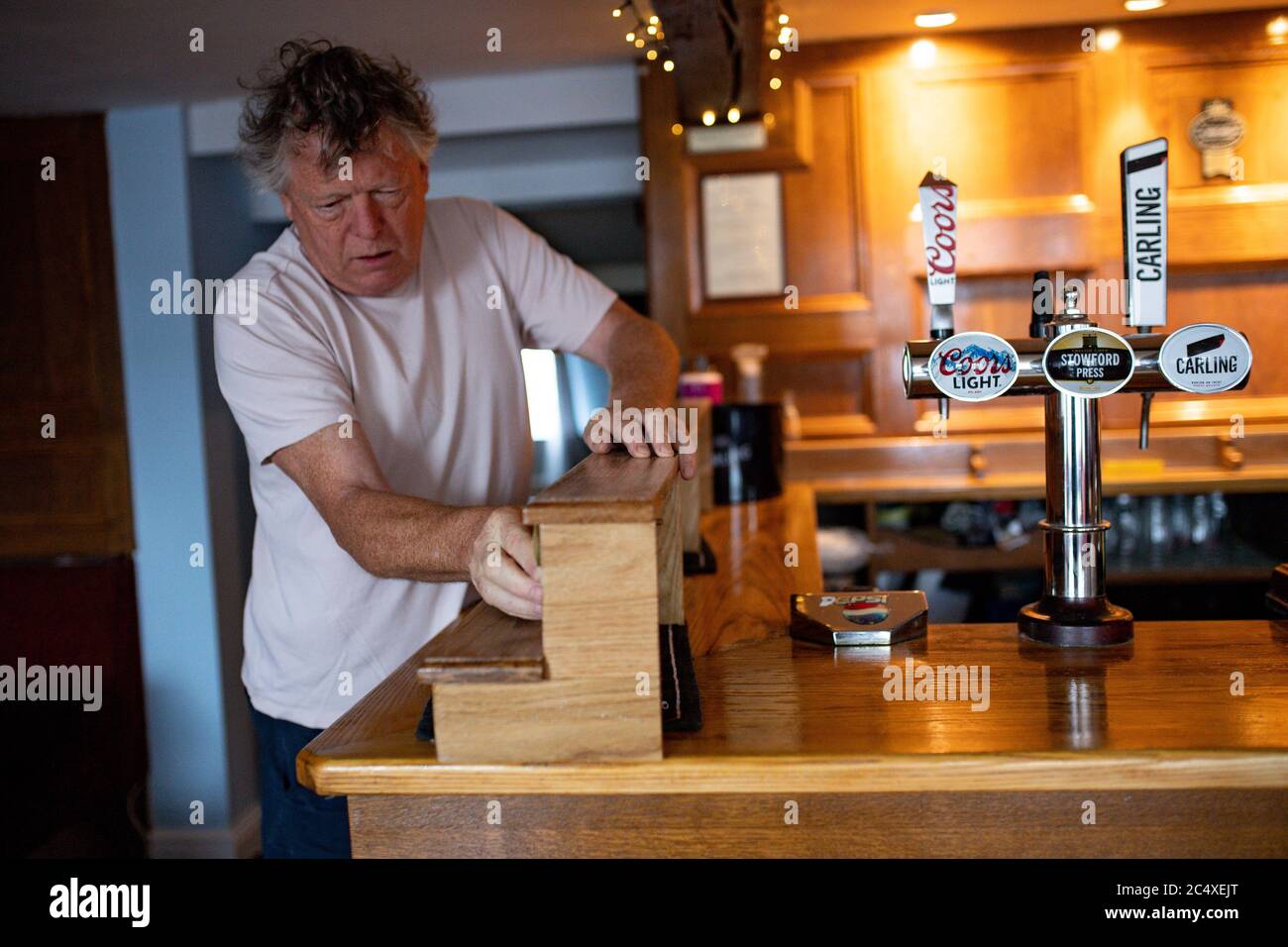 John Turner, propriétaire du pub Dolphin à Llanymynech, où la frontière pour l'Angleterre et le pays de Galles s'étend le long de l'A483. Les établissements de boissons d'un côté de la ROUTE A, comme Cross Keys et Bradford Arms, accueilleront les clients le samedi 4 juillet, mais le Dolphin, un pub à l'intérieur de la frontière gallois, reste fermé. Banque D'Images