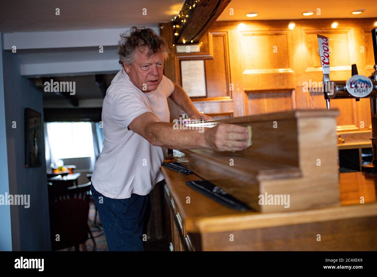 John Turner, propriétaire du pub Dolphin à Llanymynech, où la frontière pour l'Angleterre et le pays de Galles s'étend le long de l'A483. Les établissements de boissons d'un côté de la ROUTE A, comme Cross Keys et Bradford Arms, accueilleront les clients le samedi 4 juillet, mais le Dolphin, un pub à l'intérieur de la frontière gallois, reste fermé. Banque D'Images