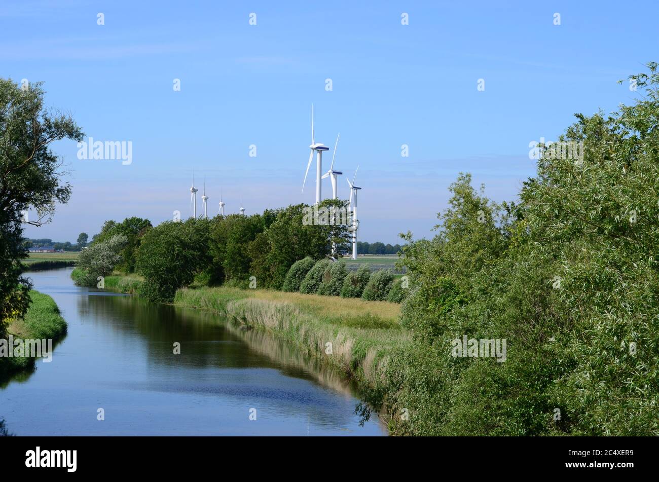 Éoliennes Oudkarspel avec éoliennes en arrière-plan à Warmenhuizen aan het Molentogt Banque D'Images