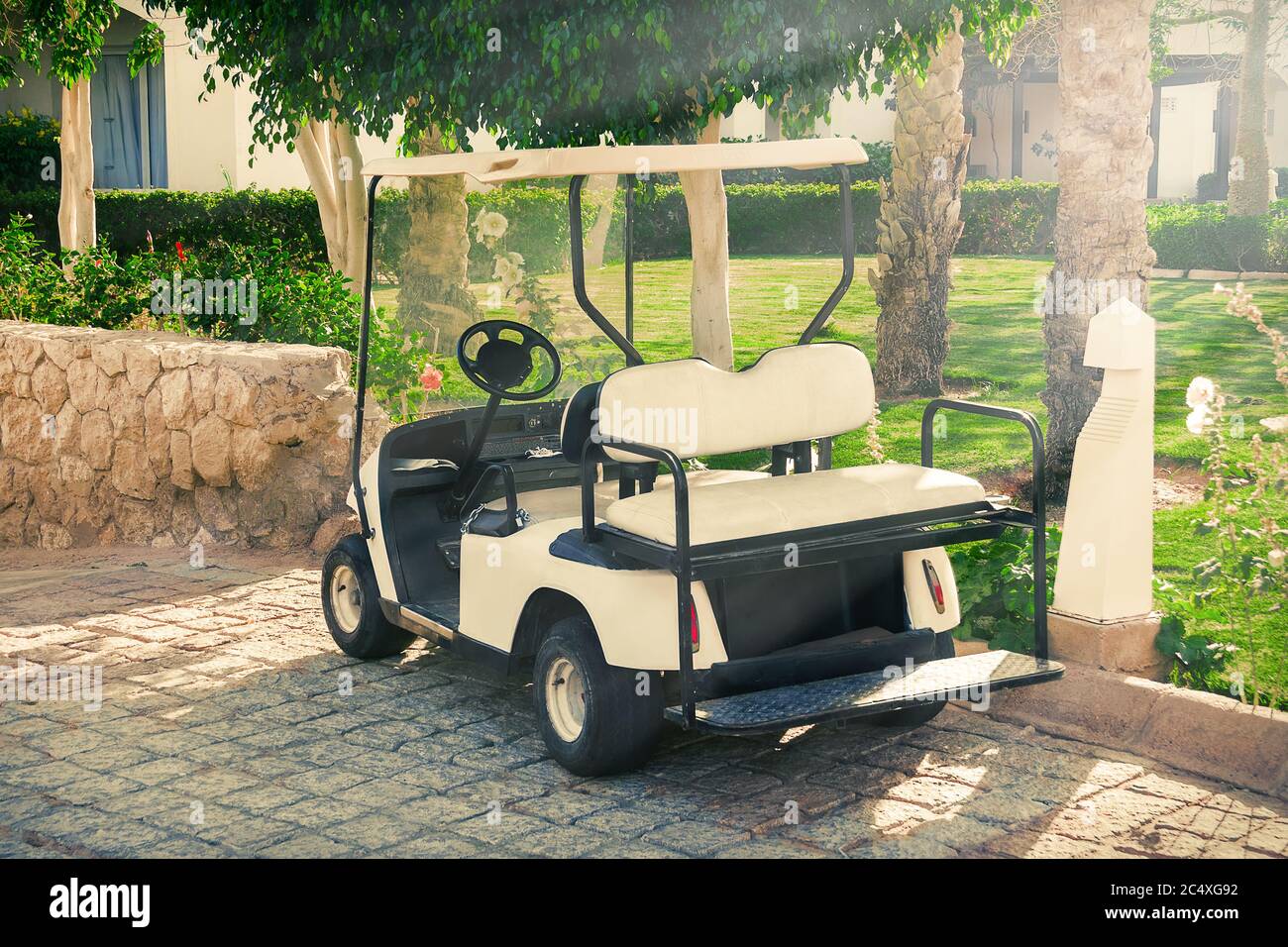 Voiture de voiturette ou voiturette de golf attendant les clients dans l'hôtel Extreme closeup Banque D'Images